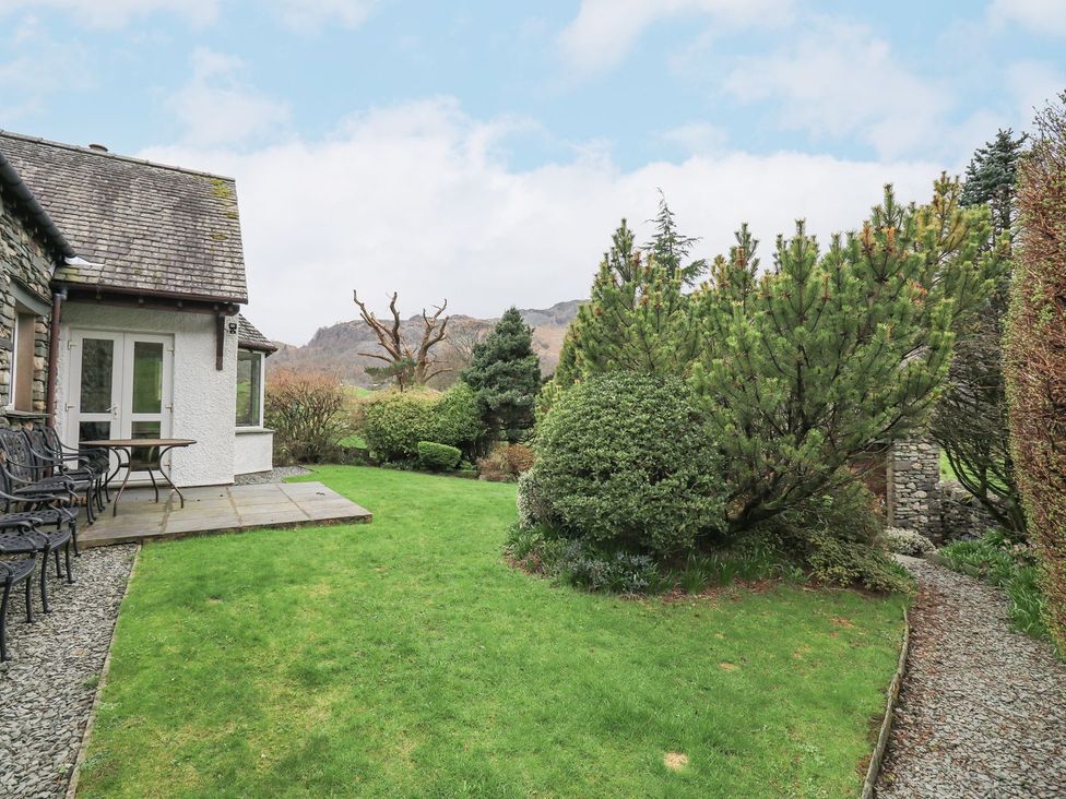A garden with chairs and a table at Thrang View in Chapel Stile
