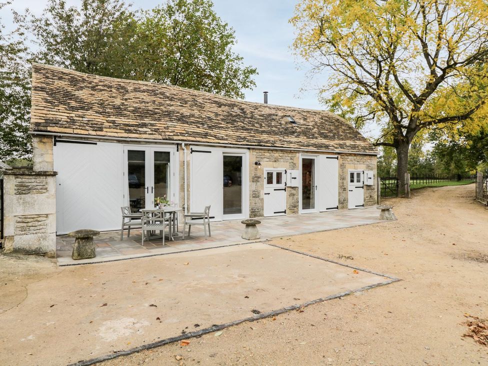 A building with a table and chairs outside at The Old Swill House in Foxham