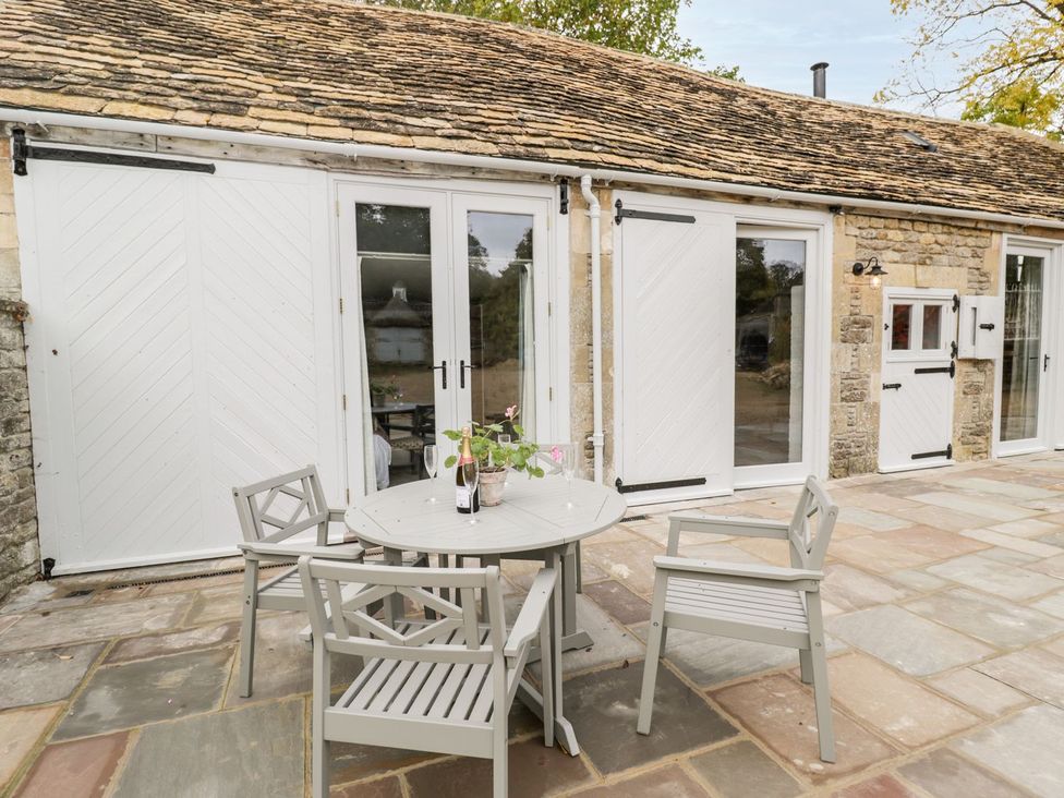 An outdoor area with a table and chairs at The Old Swill House in Foxham