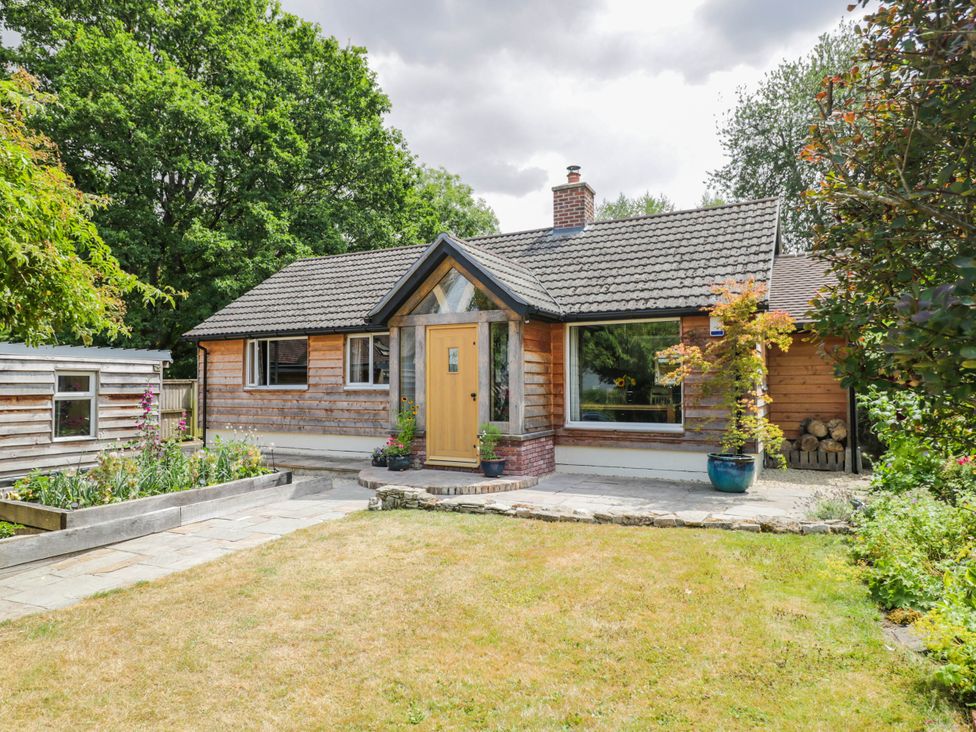 A house with a front garden at Little Orchard in SwallowCliffe