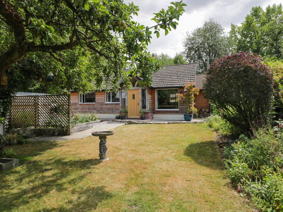 A house with a garden and stone birdbath at Little Orchard in SwallowCliffe
