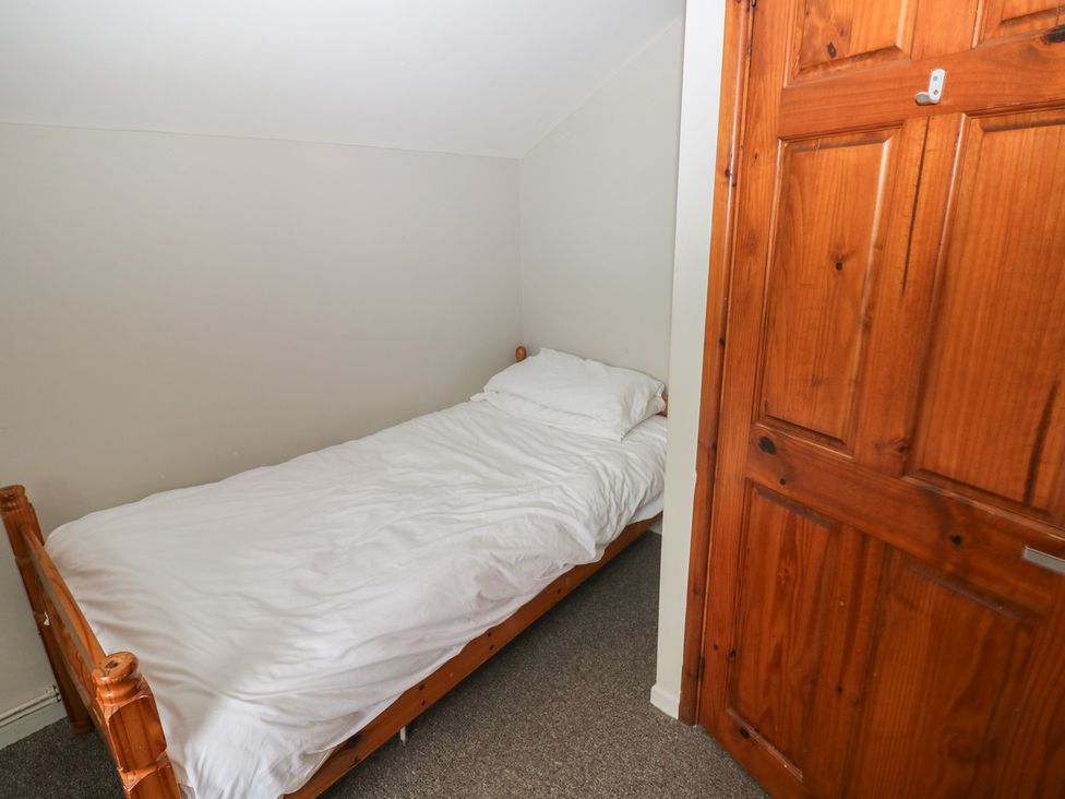 A bedroom with a single bed at Cabin No. 4 - Salt and Fern Cabins in Goytre near Port Talbot