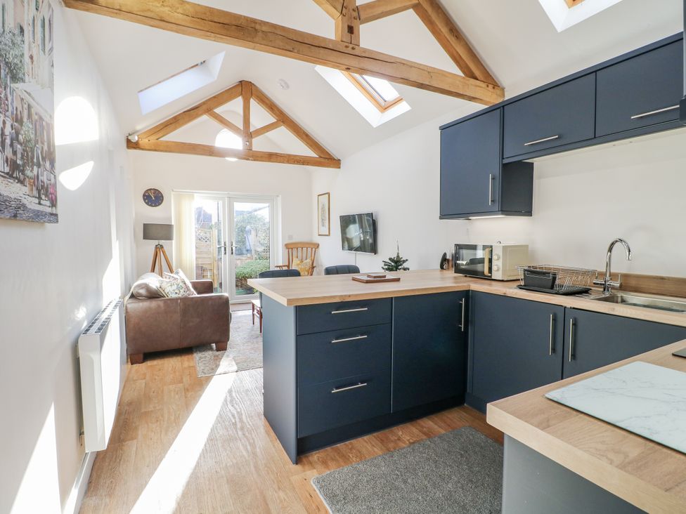 A kitchen with a dining table and chairs at The Garden Cottage in Hinckley