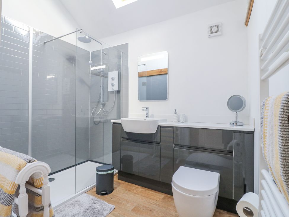 A bathroom with a shower, sink, and toilet at The Garden Cottage in Hinckley