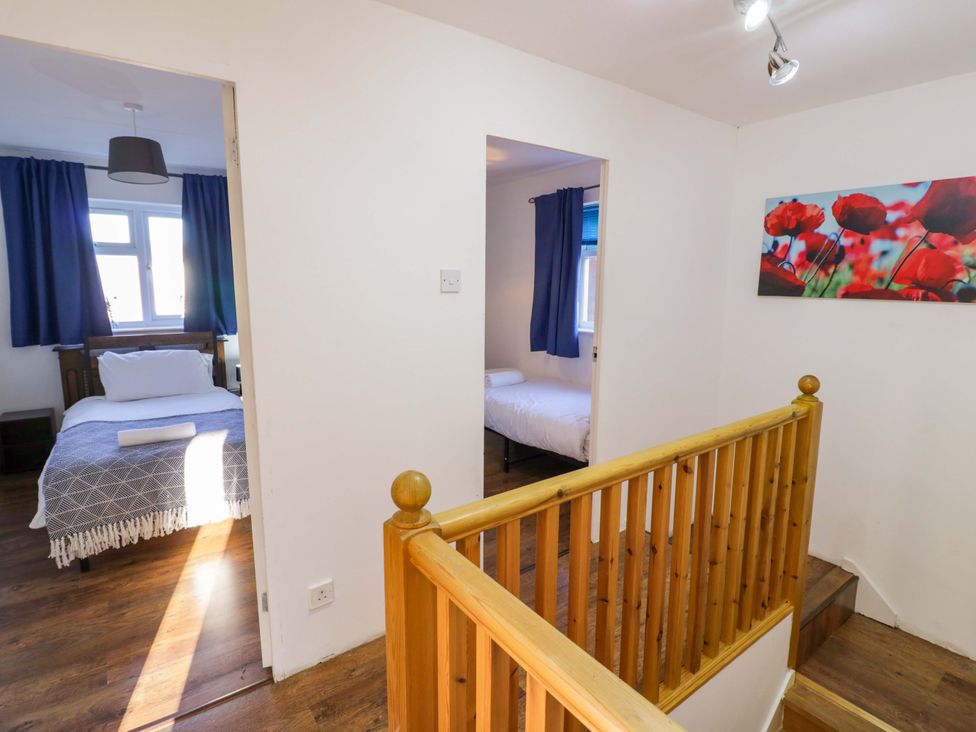 A bedroom with a bed and towels at 7 Waverton Mews Royal Leamington Spa