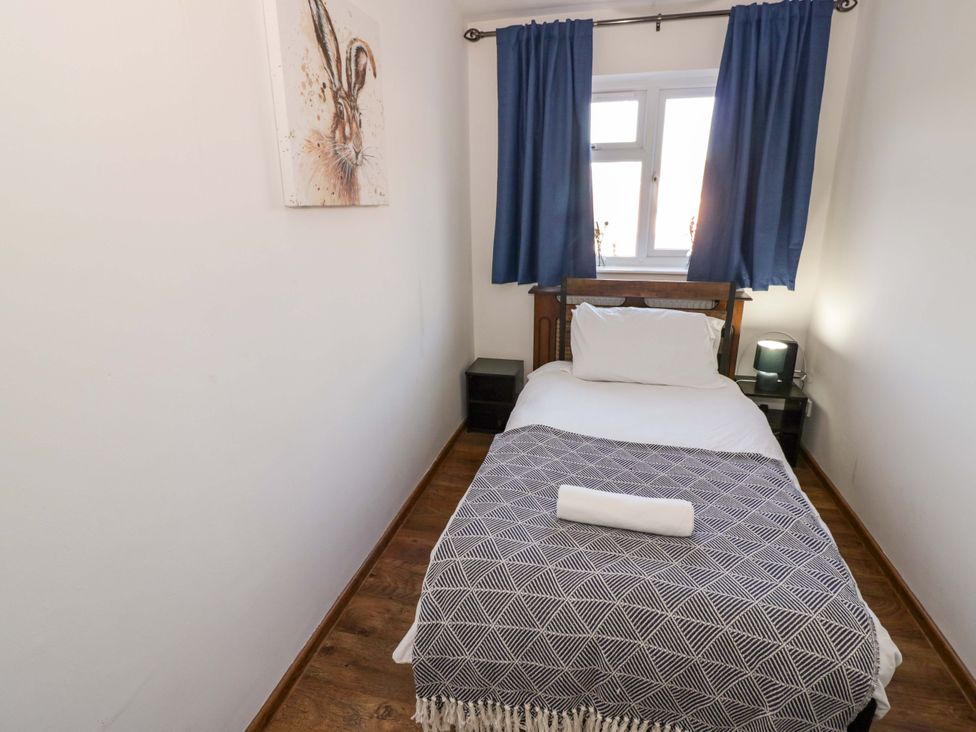 A bedroom with a single bed and a lamp at 7 Waverton Mews Royal Leamington Spa