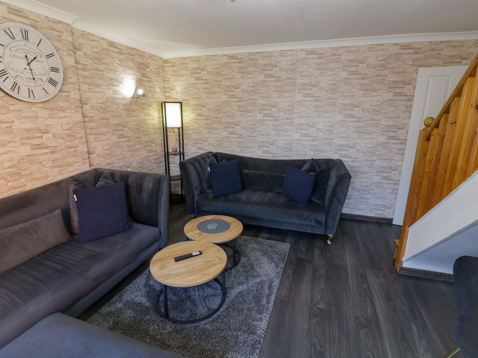A living room with sofas and a coffee table at 7 Waverton Mews Royal Leamington Spa