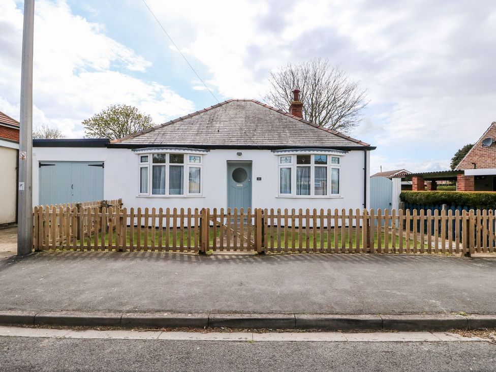 A house with a front yard and fence at The Seaside Retreat in Mablethorpe