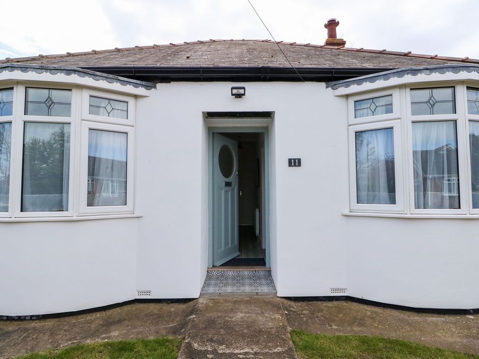 A front entrance with a door and windows at The Seaside Retreat in Mablethorpe