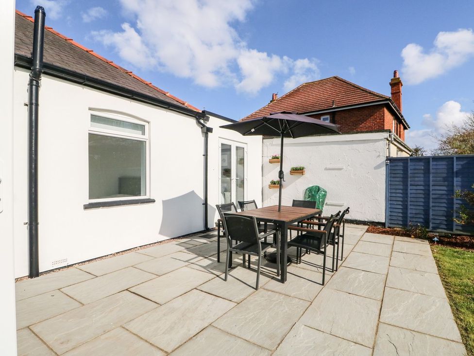 An outdoor dining area with a table and chairs at The Seaside Retreat in Mablethorpe