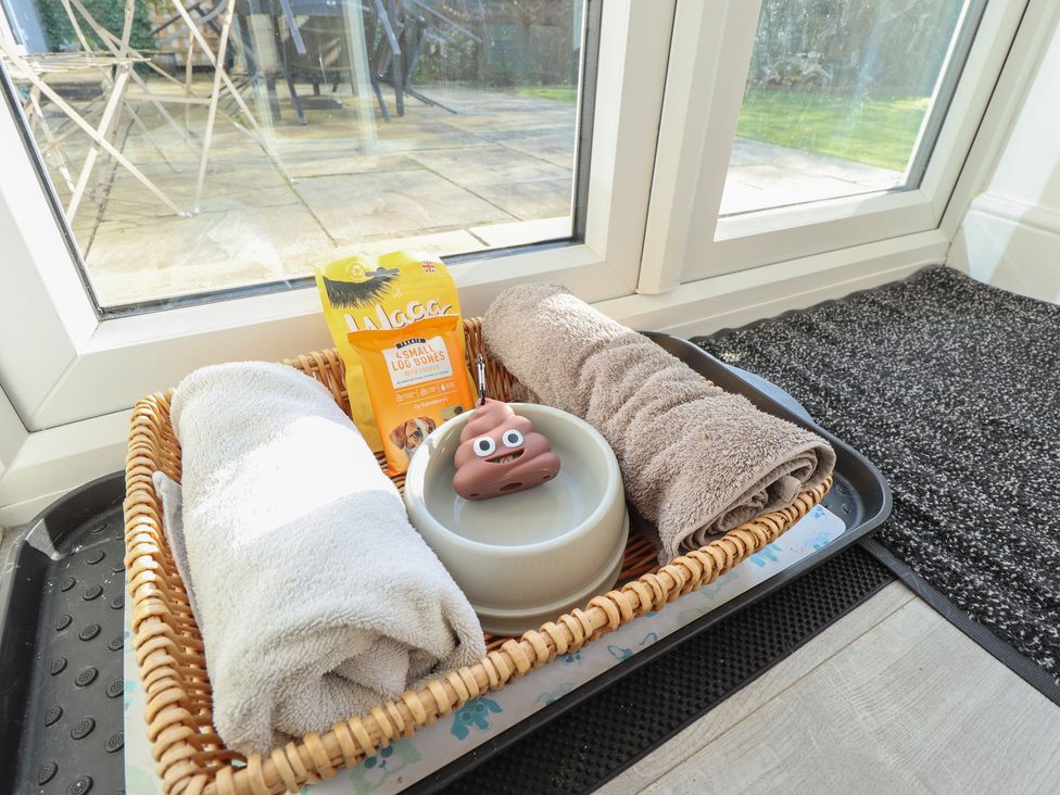 A tray with towels and a pet bowl at The Seaside Retreat in Sutton-On-Sea