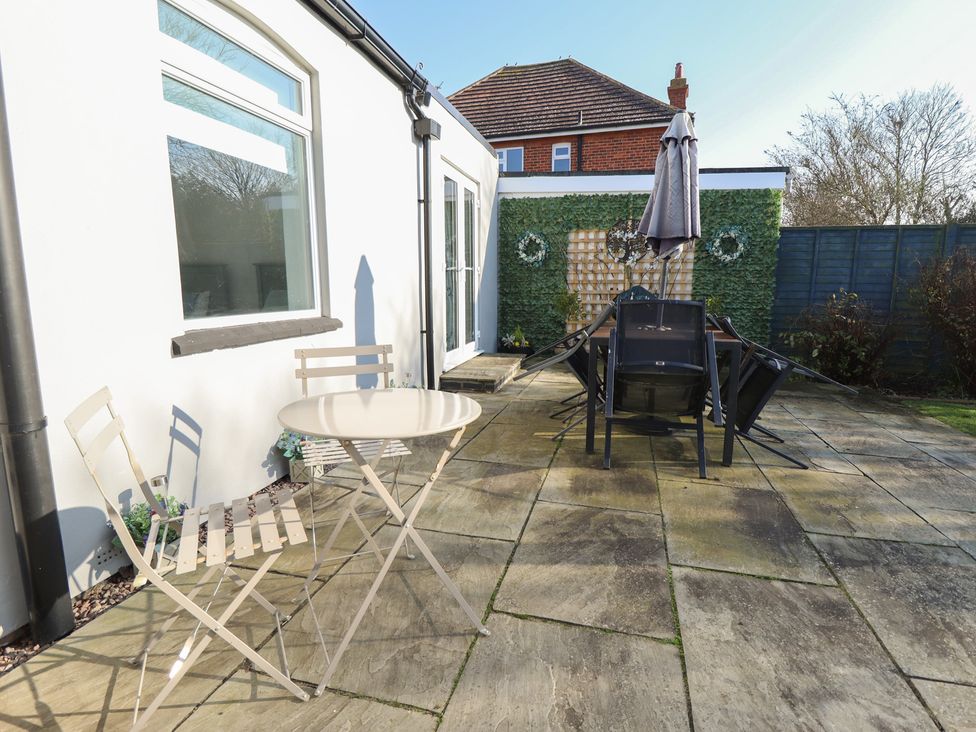 A garden with a table and chairs at The Seaside Retreat in Sutton-On-Sea