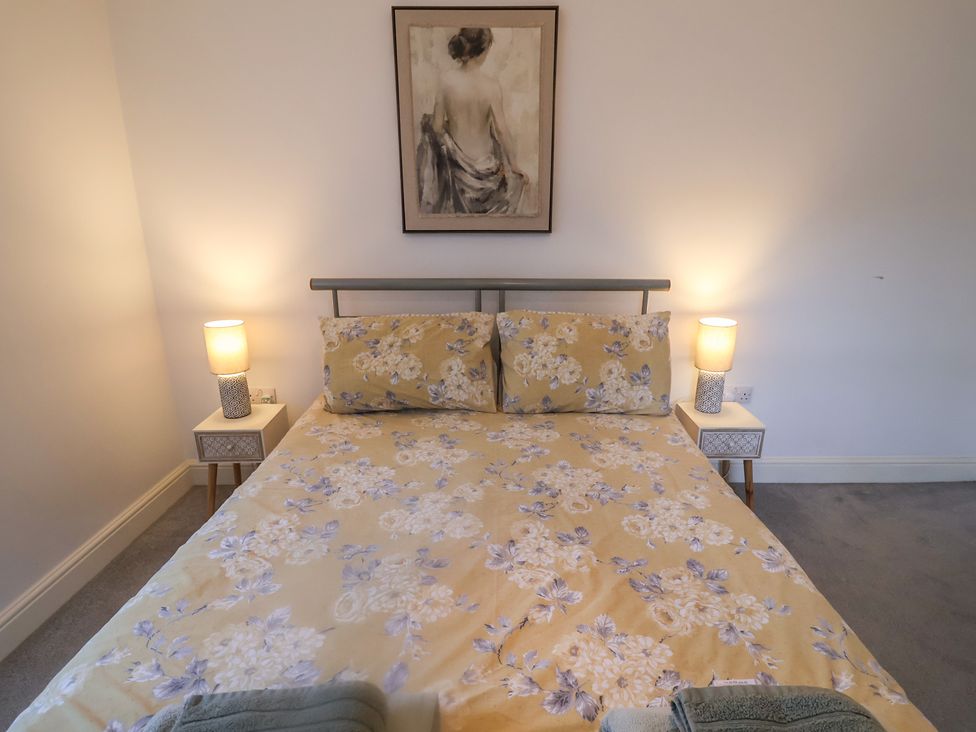 A bedroom with a bed and bedside tables at Stylish Central Ipswich Apartment Near the Waterfront with Parking, Ipswich