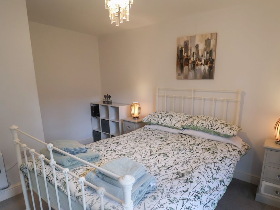 A bedroom with a bed and bedside tables at Stylish Central Ipswich Apartment Near the Waterfront with Parking, Ipswich
