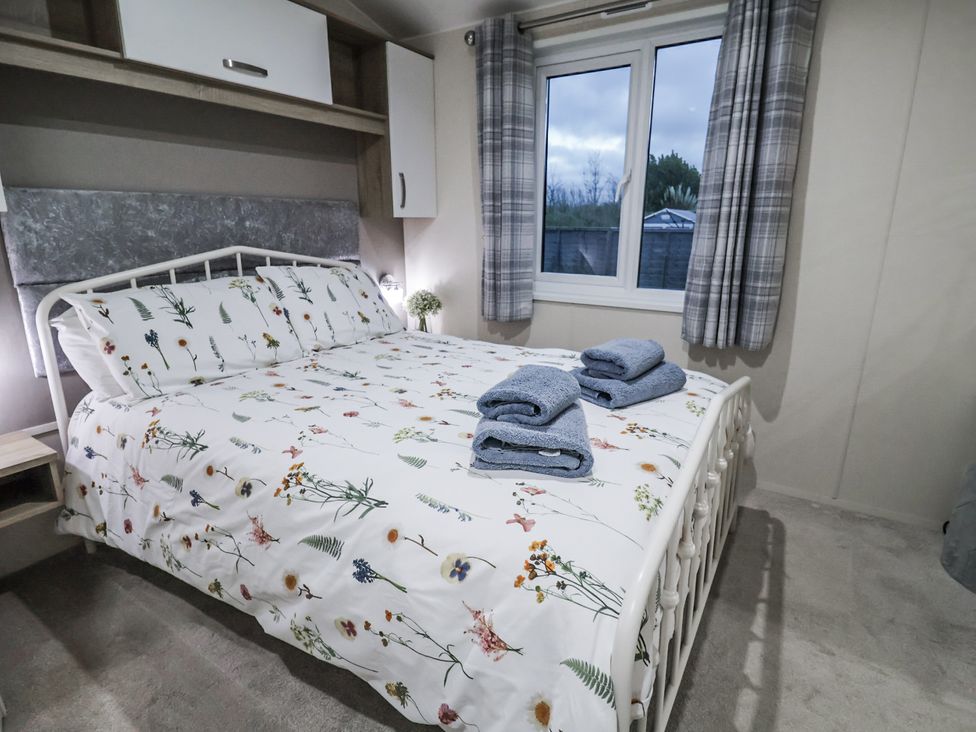 Lakeside Lodge with Hot Tub - Suffolk & Essex - 1193347 - thumbnail photo 9