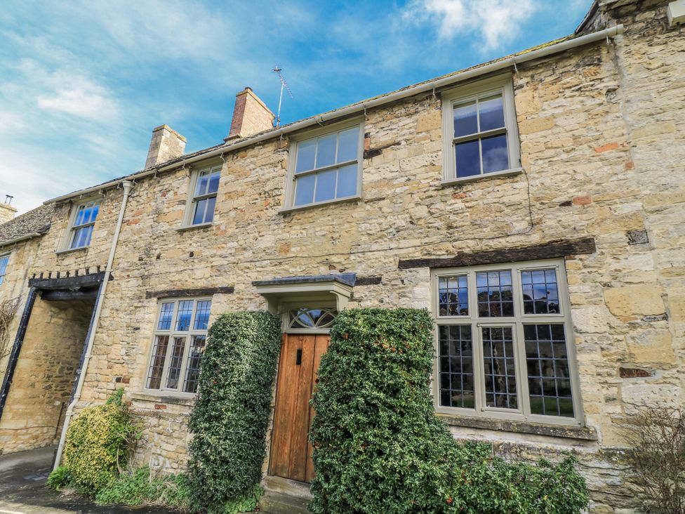 A house with stone walls and windows at Ostlers in Burford