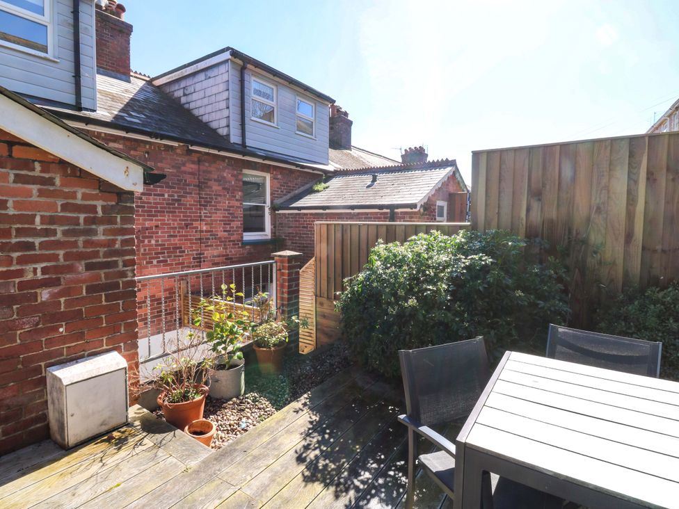 A garden with a table and chairs at 43 Sandquay Road in Dartmouth