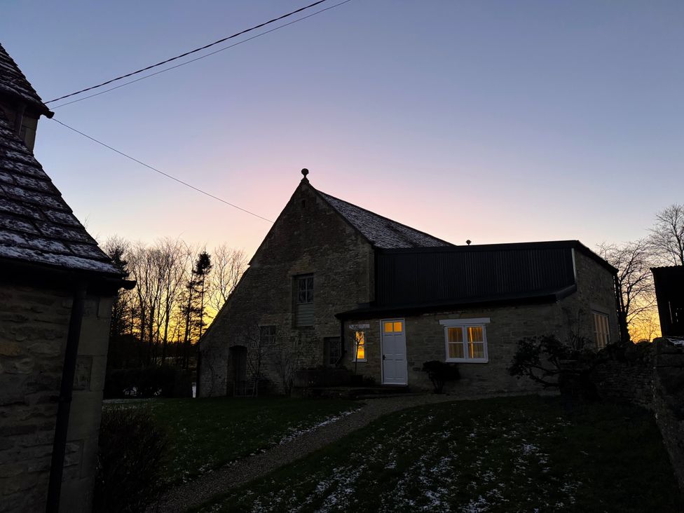 An outdoor view of a house at Cotswolds Farmhouse Cottage