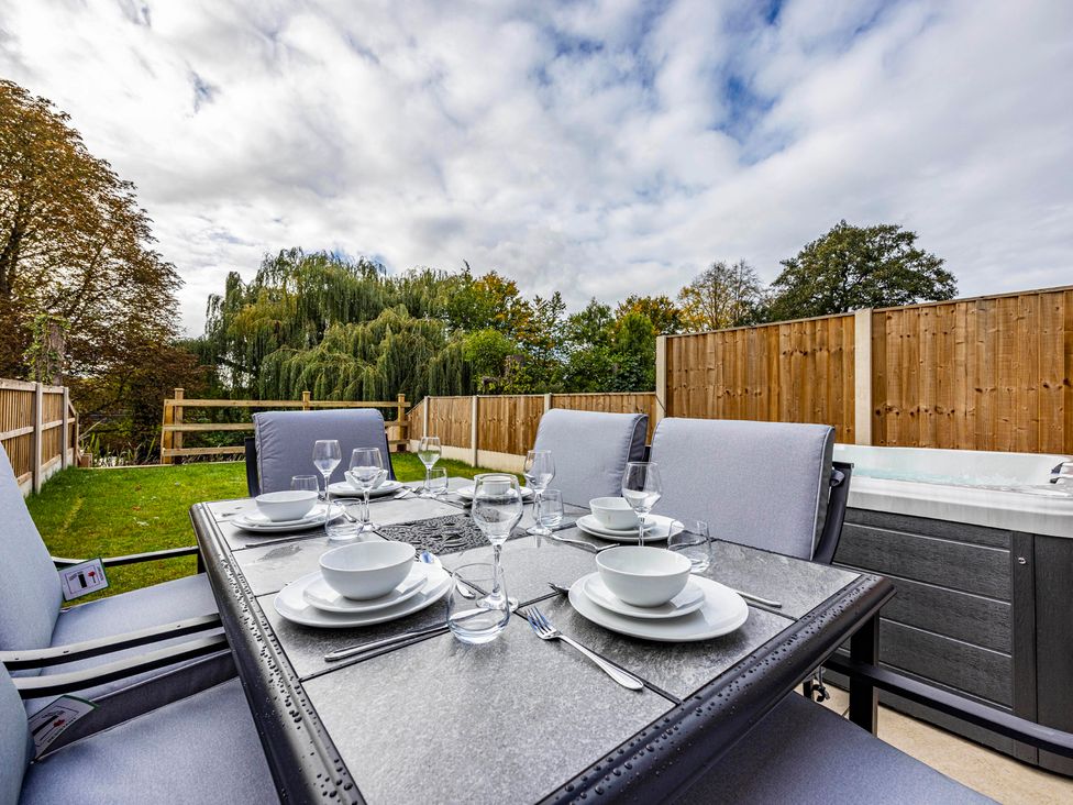 A garden with a dining table set for meals at 6 Riverside Mews Derby
