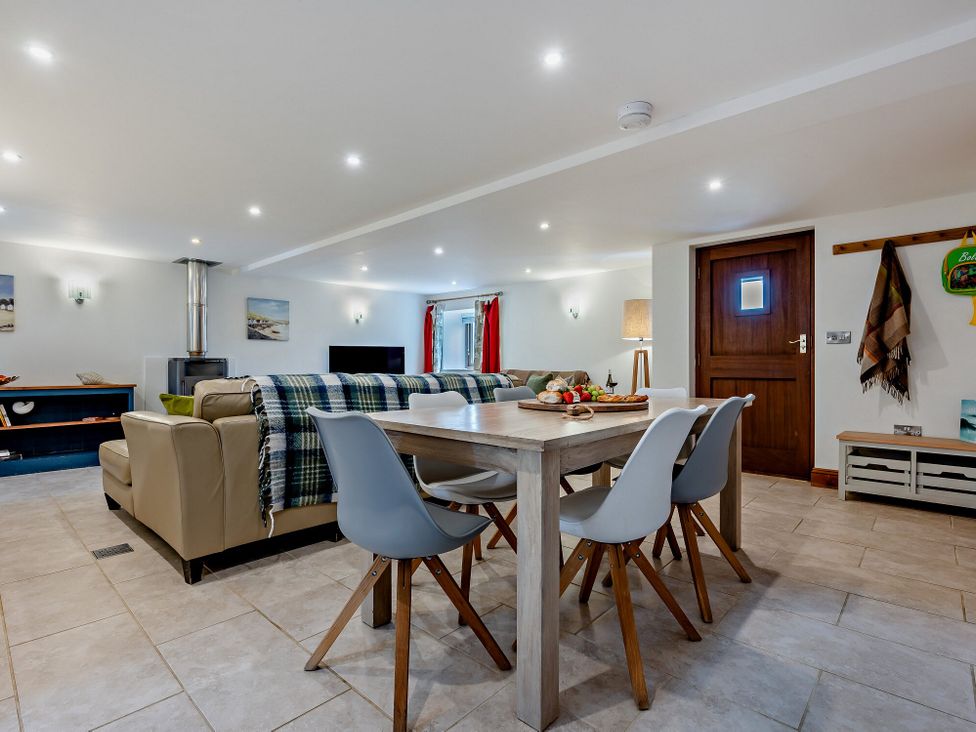 A living room with a table and chairs at Middle Hill in Marhamchurch