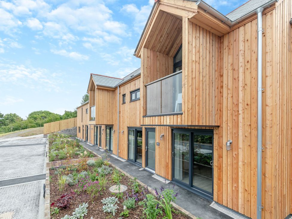 An outdoor view of a modern wooden building at Gwari Spa Barn 2.0 in Marhamchurch