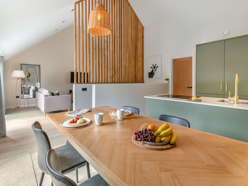 A dining room with fruit bowl and mugs at Gwari Spa Barn 2.0 in Marhamchurch