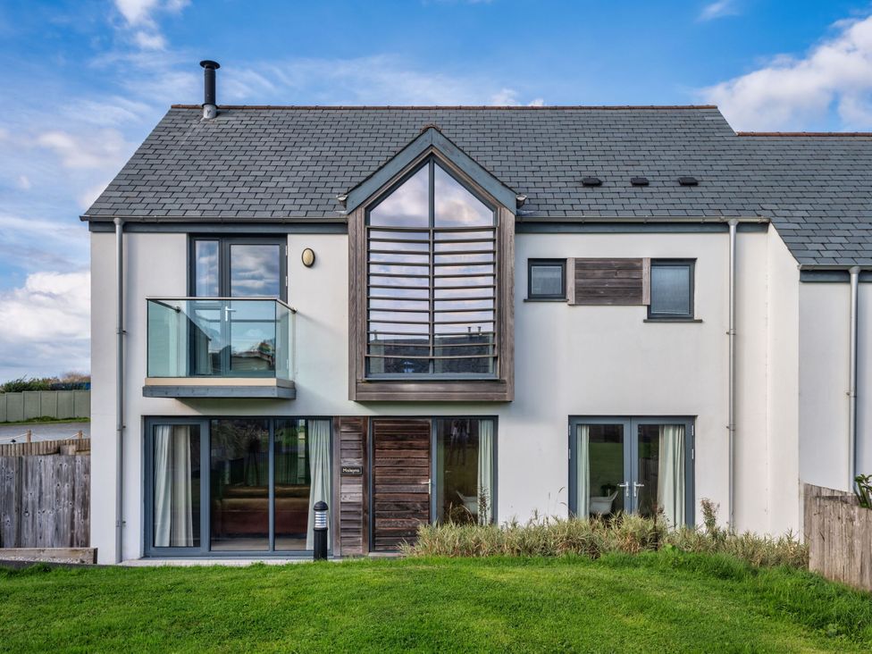 A house with a balcony and garden at Moleyns in Marhamchurch