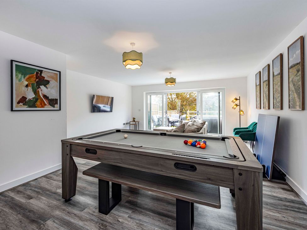 A recreation room with a pool table and sofa at 7 Riverside Mews in Derby