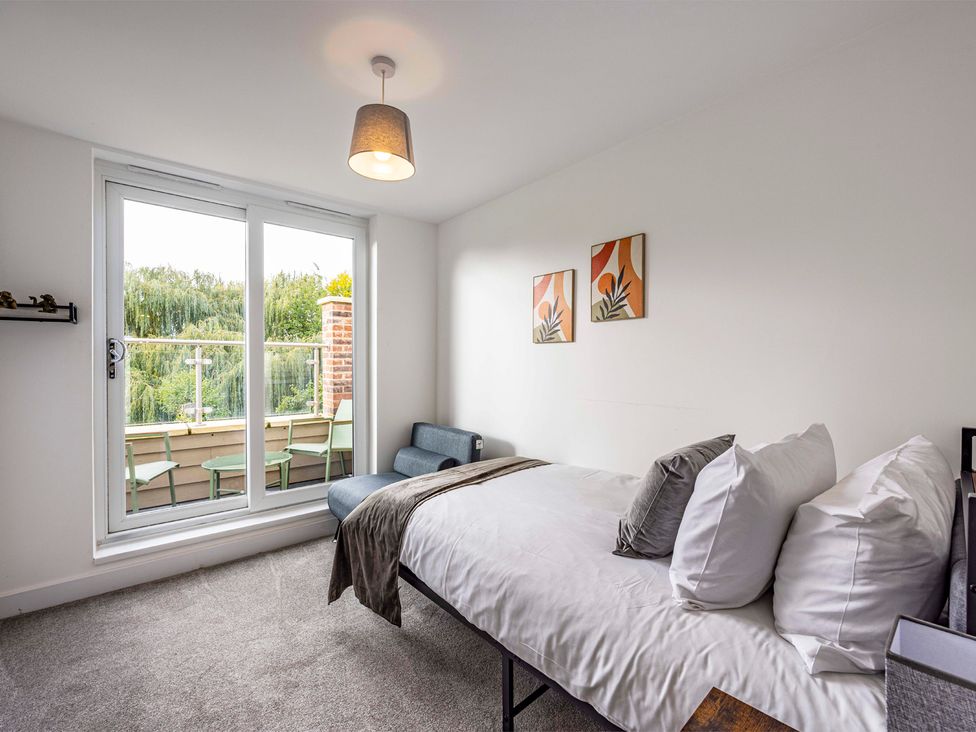 A bedroom with a bed and furniture at 8 Riverside Mews in Derby