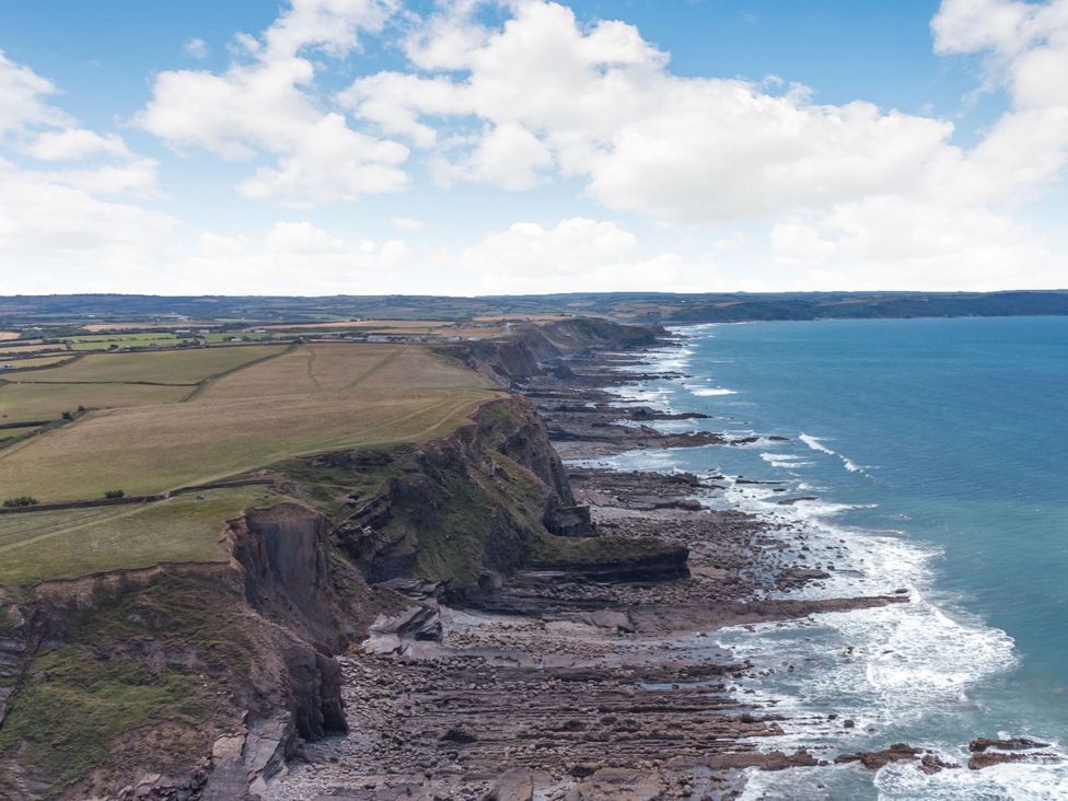 A coastal view with cliffs and ocean at Kynance (Pet) Bude