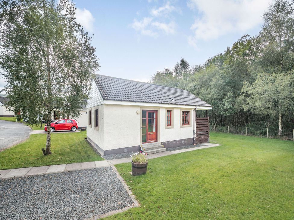 A house with garden and car at Arran Lodge Spa, Dailly