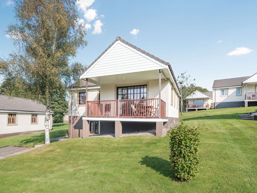 A house with a balcony in a garden at Turnberry in Dailly
