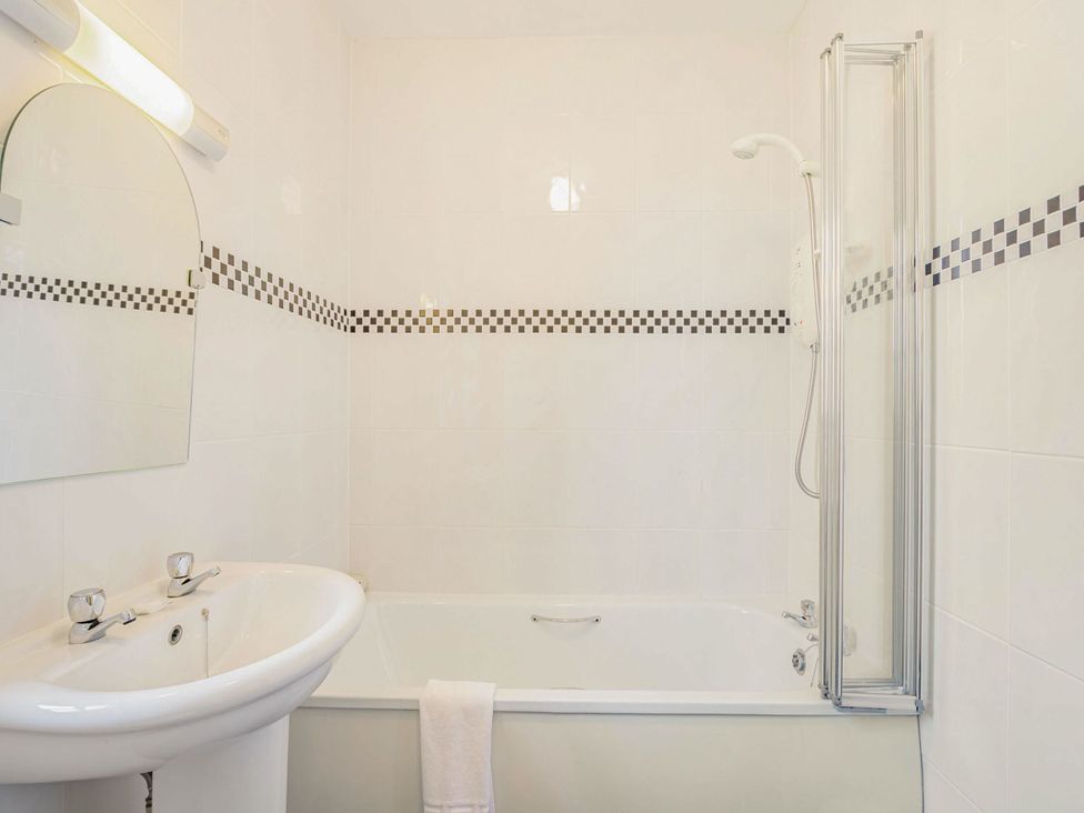 A bathroom with a sink, bathtub, and shower at Turnberry in Dailly