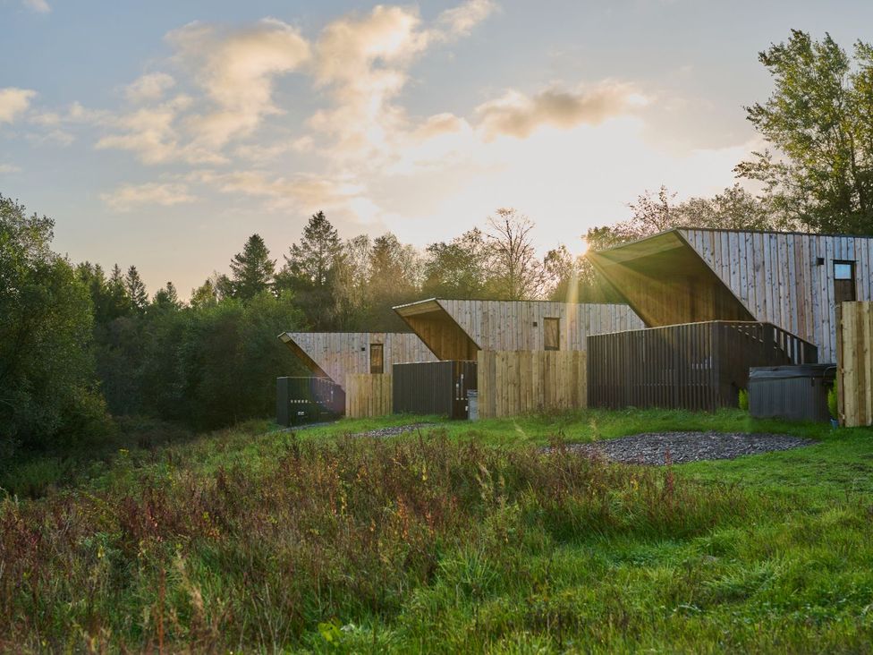 A view of houses with a fence and grass at Orka 2.0 Kinder (Pet) Dumfries