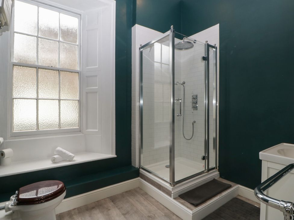A bathroom featuring a shower and a toilet at Frenchay Park House in Bristol