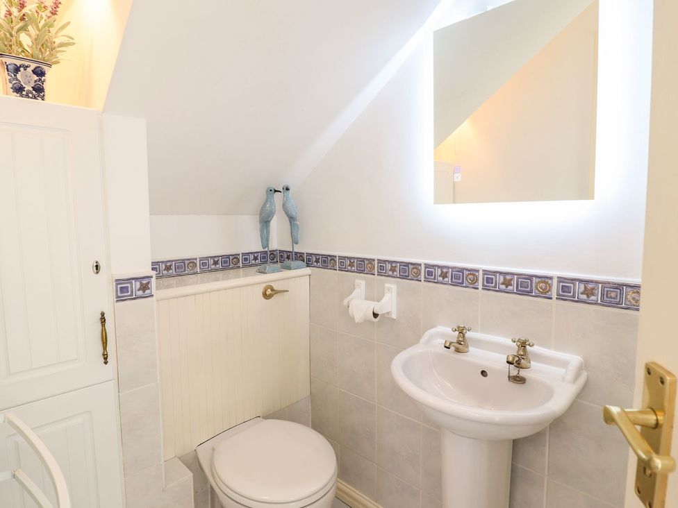 A bathroom with a sink and toilet at Llwyn Derw in Talybont