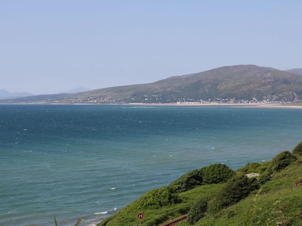 A view of the ocean and mountains at Llwyn Derw in Talybont