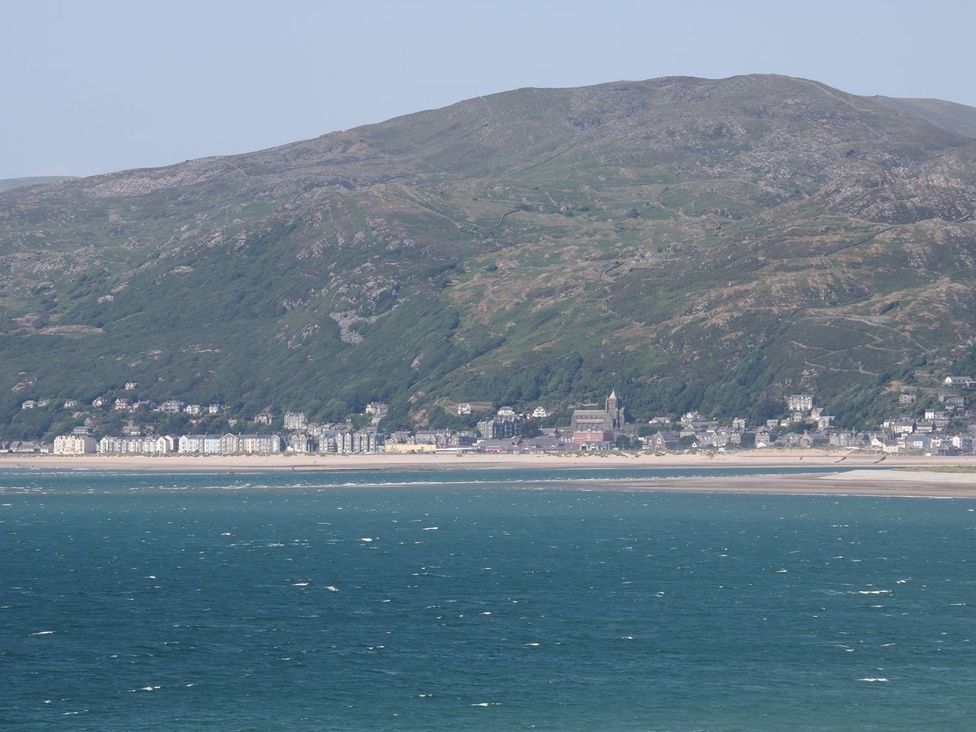A coastal view with houses along the beach at Llwyn Derw in Talybont