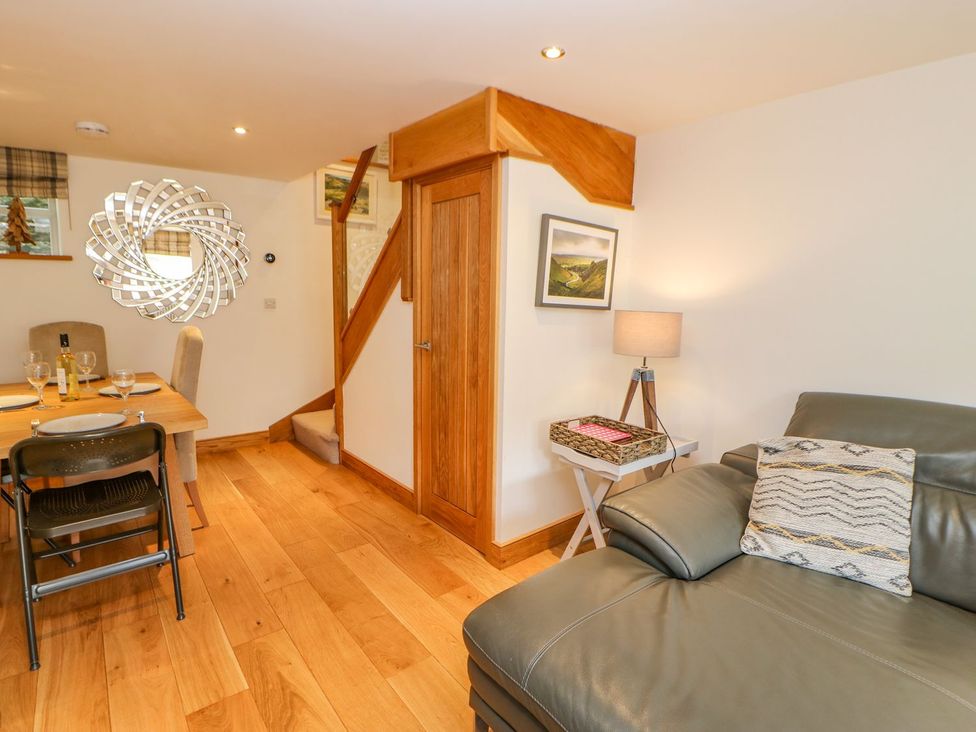 A dining room with a table and chairs at Wayside Farm in Richmond