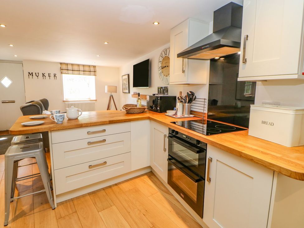 A kitchen with an oven and kitchen counter at Wayside Farm in Richmond