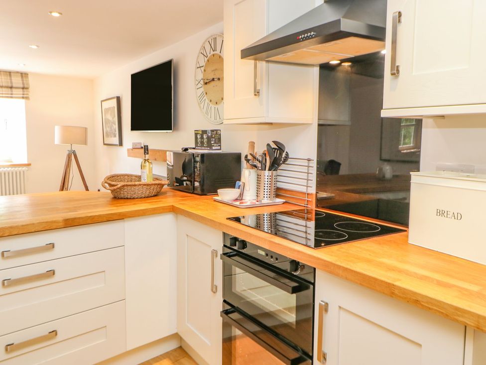 A kitchen with an oven and cooktop at Wayside Farm Richmond
