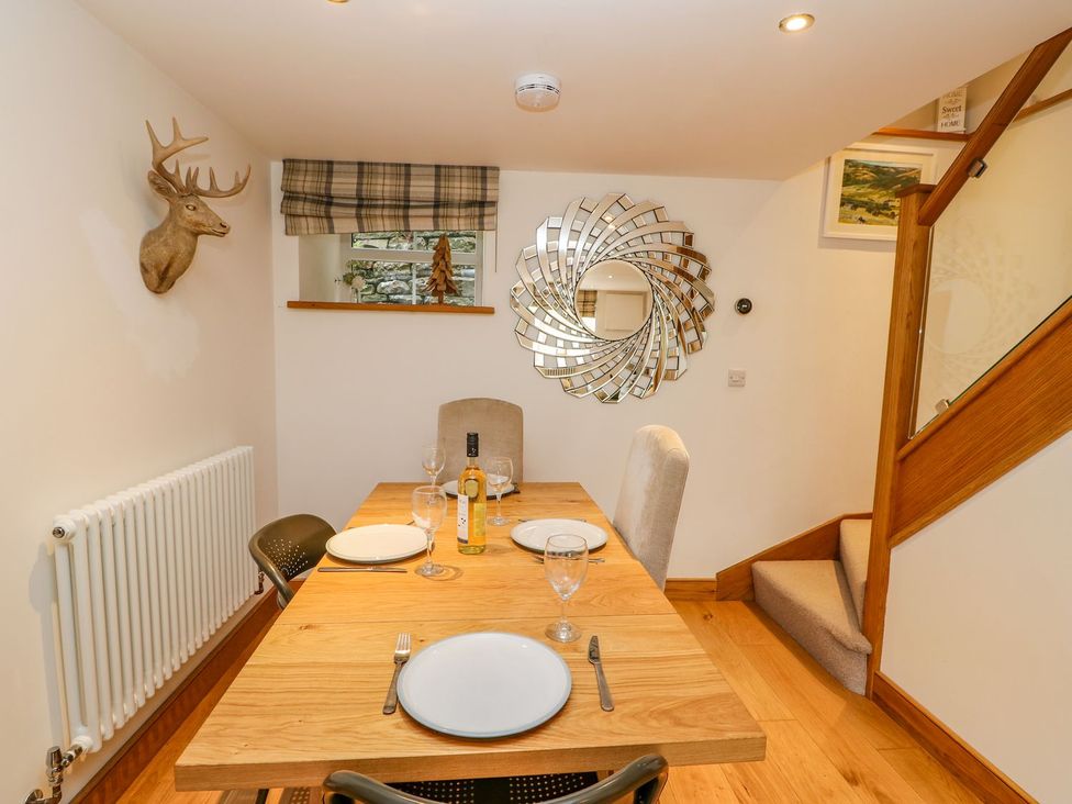 A dining room with a wooden table and chairs at Wayside Farm in Richmond