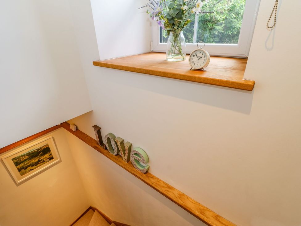 A staircase with a window and decorative items at Wayside Farm in Richmond