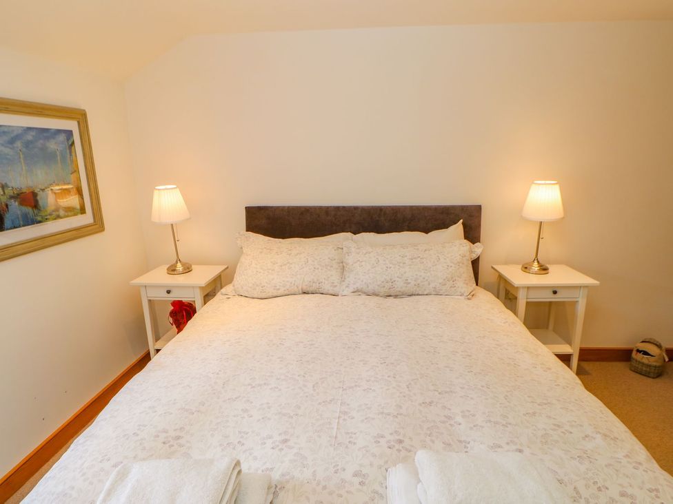 A bedroom with a bed, nightstands and lamps at Wayside Farm in Richmond