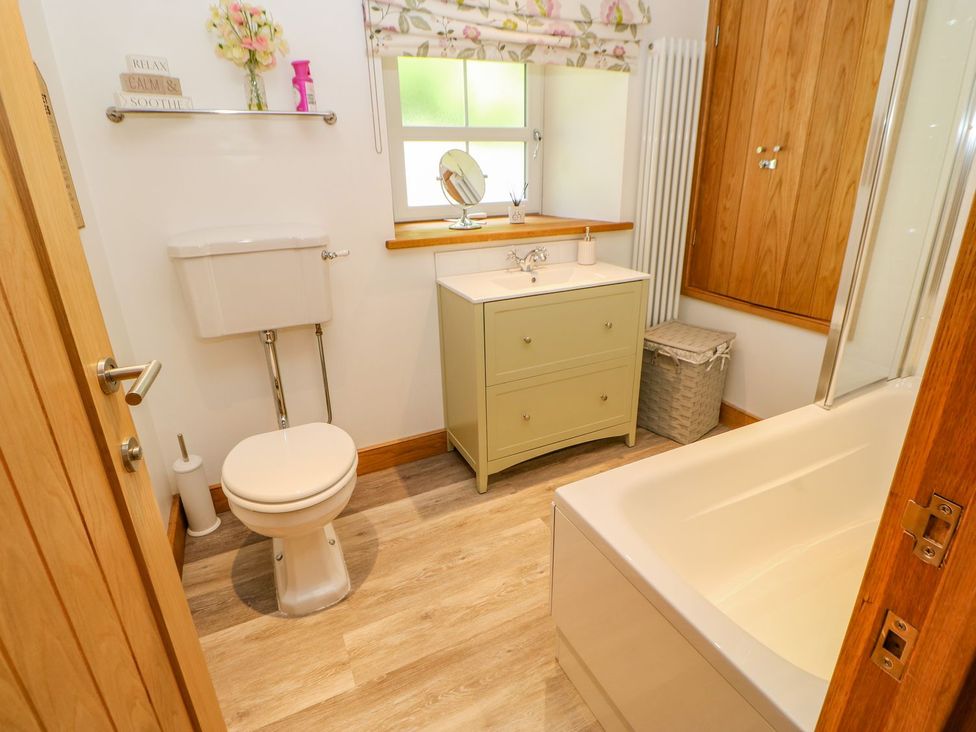A bathroom with a sink and bathtub at Wayside Farm Richmond