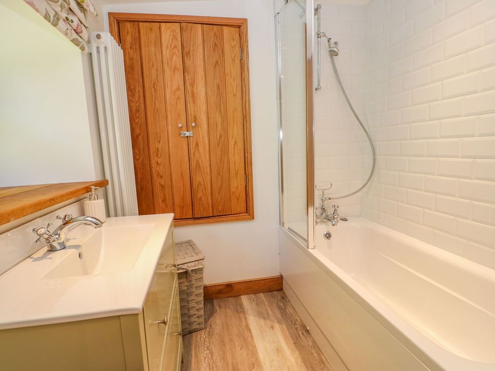 A bathroom featuring a bathtub, shower, and sink at Wayside Farm in Richmond