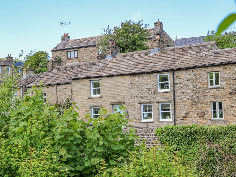 A view of stone houses with windows and roofs at Wayside Farm in Richmond