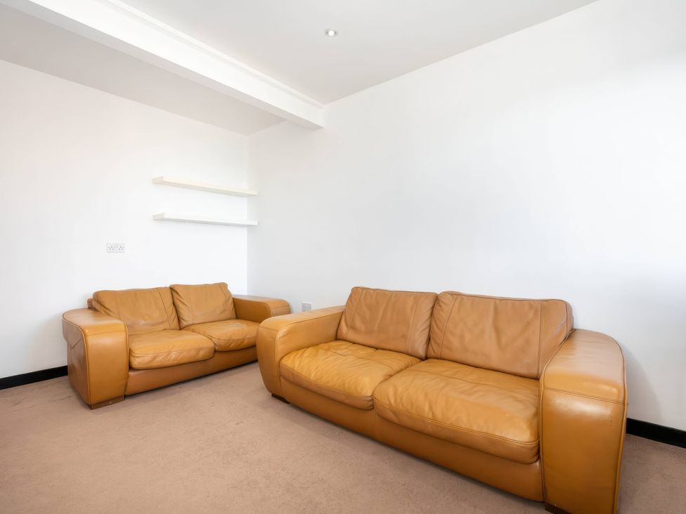 A living room with two sofas and a shelf at Bellevue
