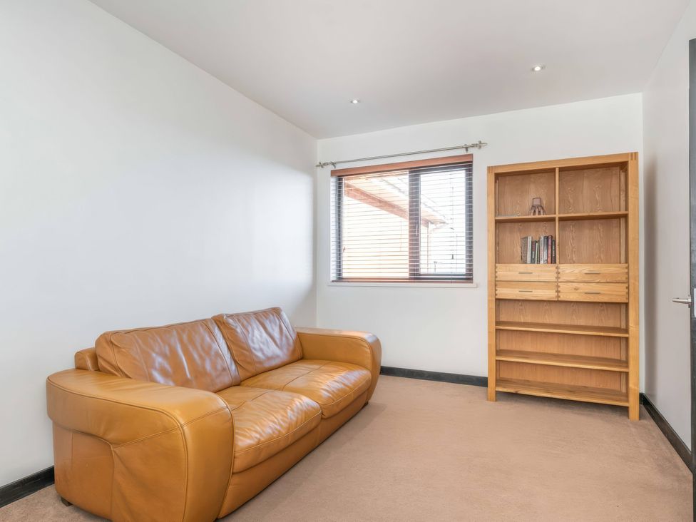 A living room with a sofa and bookshelf at Bellevue 
