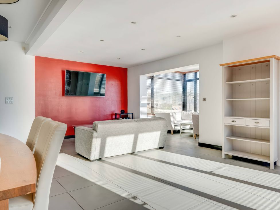 A living room with a television on the wall at Bellevue